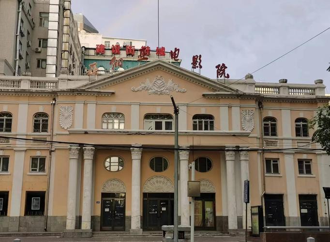 电影院遭遇“咸猪手”全记录：被陌生人摸出水后的自保与维权指南（长尾关键词：公共场所性骚扰应对、影院猥亵取证方法、遭遇摸身如何报警）