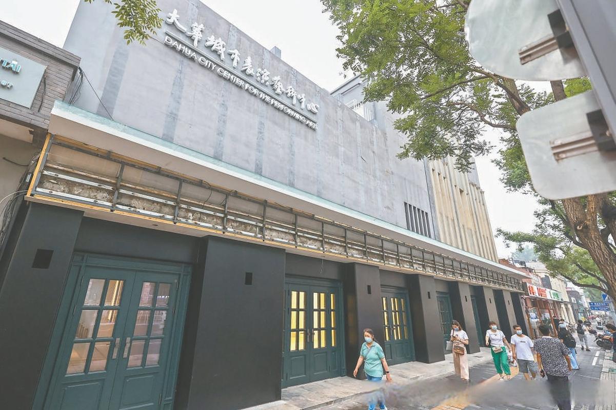 大华电影院 | 2025最新排片表、周边美食推荐及情侣座购票攻略