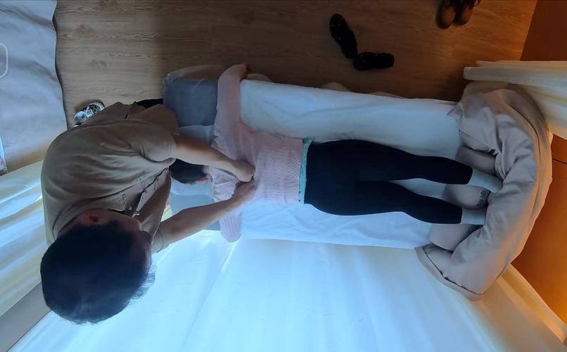 根据您的要求，生成一个SEO标题如下：

**四个日本少妇的精油按摩 | 日式舒缓精油SPA | 专业手法放松身心 | 居家芳香护理推荐**