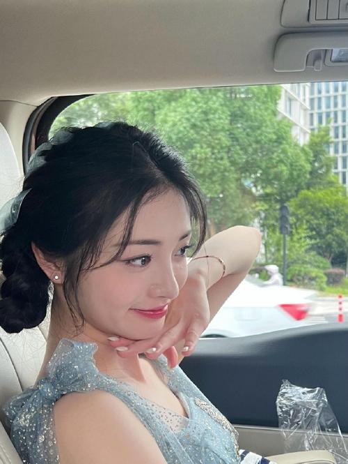 操哭美女的相关介绍